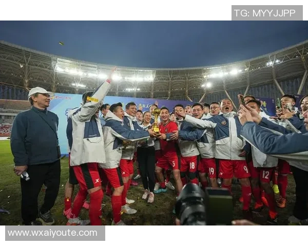 足球明星遭球迷围堵引发热议球迷热情与明星压力的碰撞 足球明星遭球迷围堵引发热议球迷热情与明星压力的碰撞