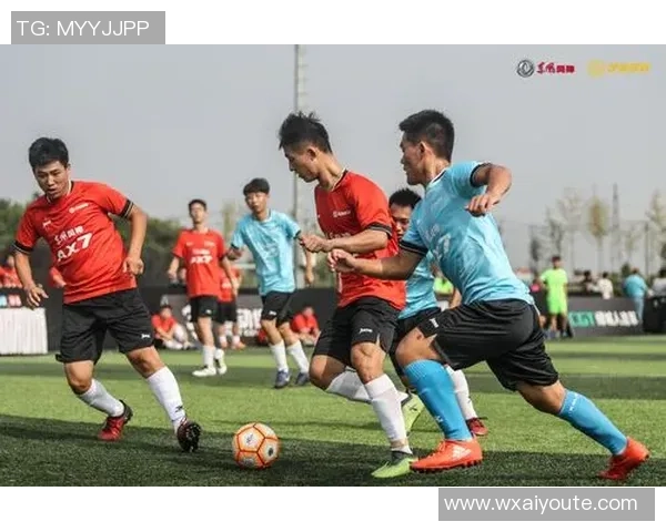 两兄弟携手追梦足球场共同奋斗成就足球明星之路